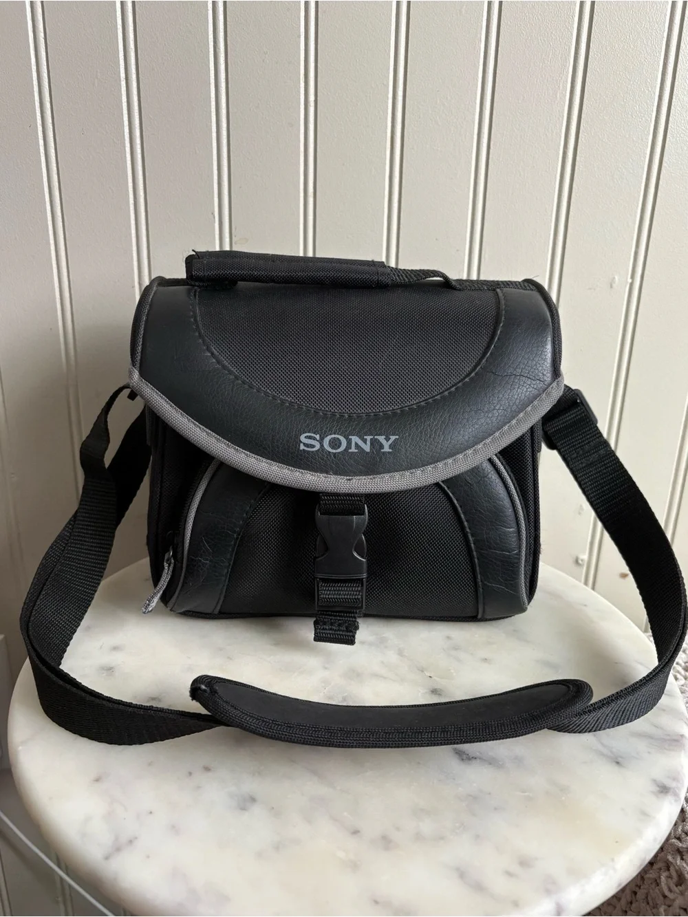 Sony Cushioned Camera Bag LCS-X20 Black Faux Leather Adjustable Strap w/Pockets